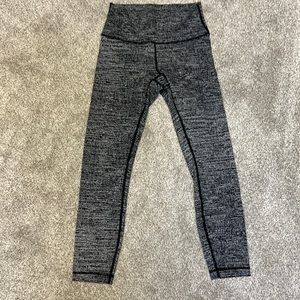 EUC! Lululemon 7/8 Black & White Leggings in Size 6